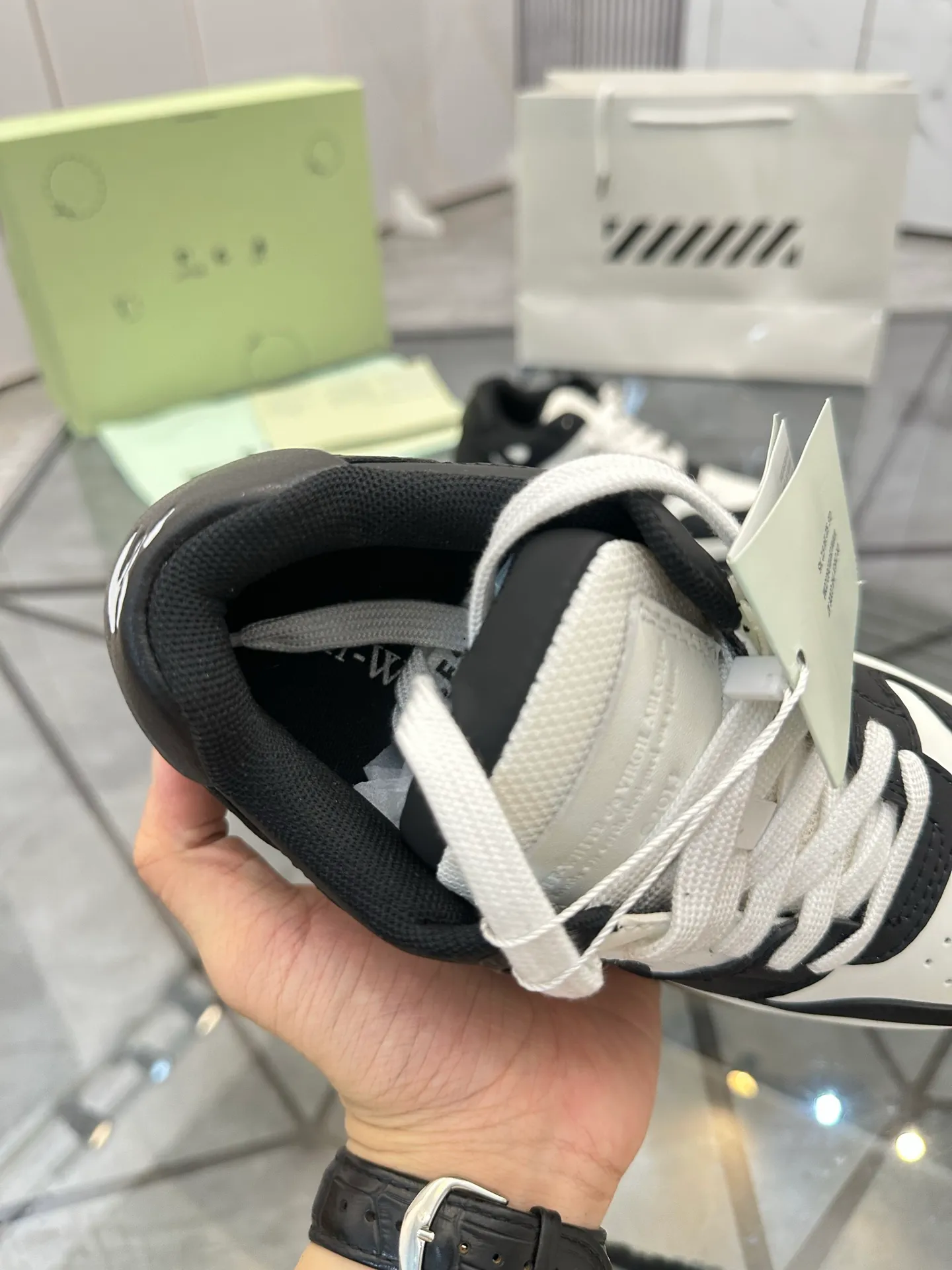Selling men's shoes 💰: 💰P560¥ High-end top quality (leather buckle plus 10) Product trademark: OFF WHITE * "OFF WHITE*" low-top casual shoes Regular size: 35-45 (can be customized to 46) Couple style Product material: imported first-layer cowhide leather upper, breathable lining, original outsole. No.: H203